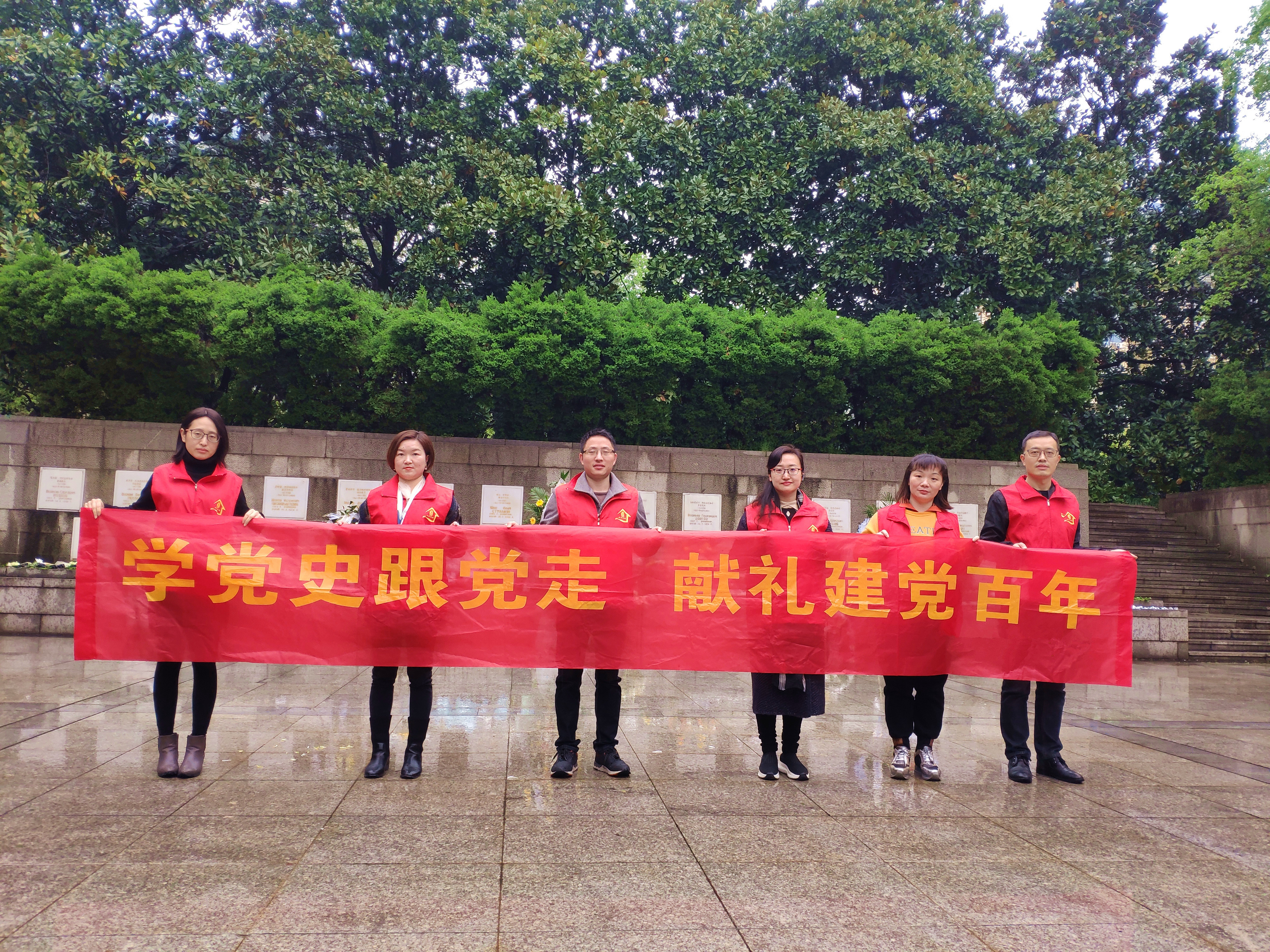 學黨史，祭英烈，憶初心 ——東信醫(yī)藥黨員代表向蘇聯(lián)空軍志愿隊烈士...